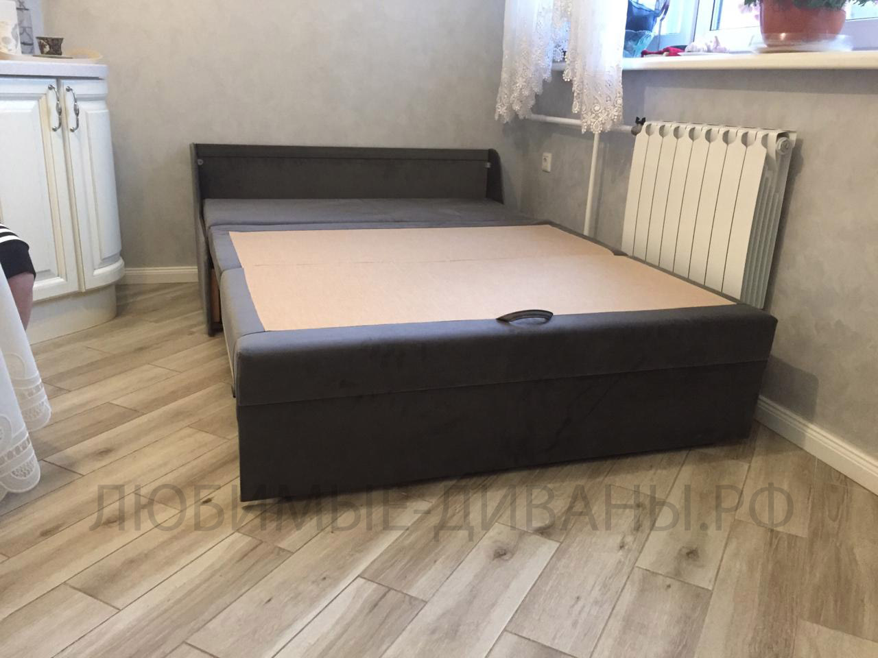 Малогабаритный диван Танго-4 Д-125 с каретной стяжкой для небольших комнат и кухни