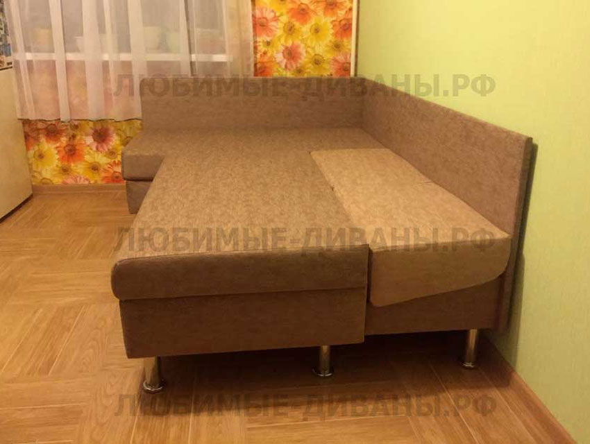 Угловой диван софа Танго в маленькой кухне спальное место 180х110