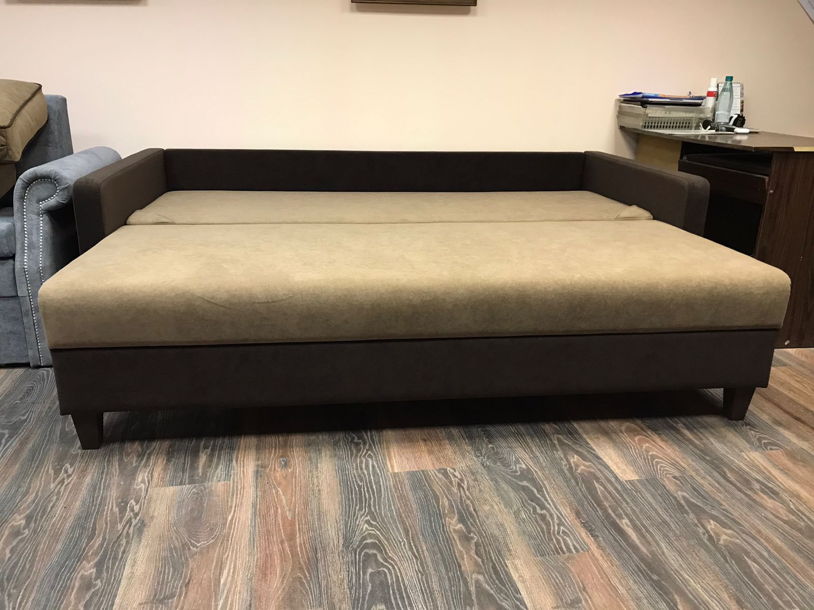 Компактный диван еврокнижка с большим спальным местом со скидкой